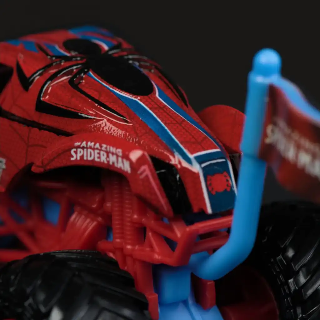 Skab dine egne episke øjeblikke med Spider-Man monstertrucken.