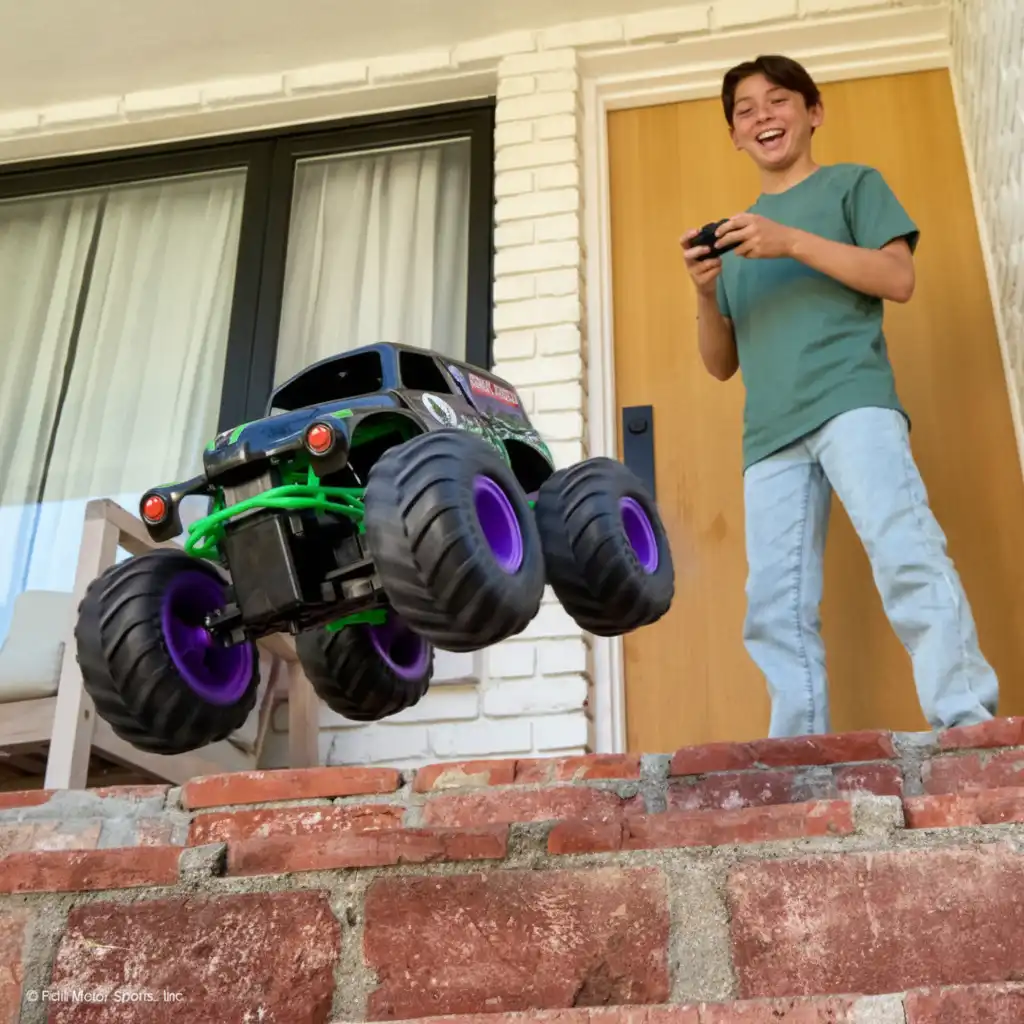 Byg din egen Monster Jam-arena fuld af forhindringer!